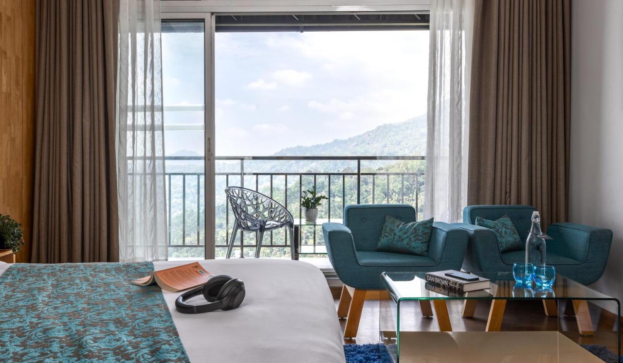 The Panoramic Getaway Hotel Munnar Kültér fotó A room at the hotel