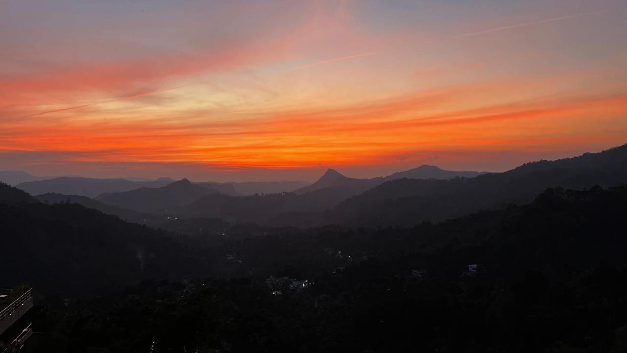 The Panoramic Getaway Hotel Munnar Kültér fotó Sunset over the Santa Monica Mountains