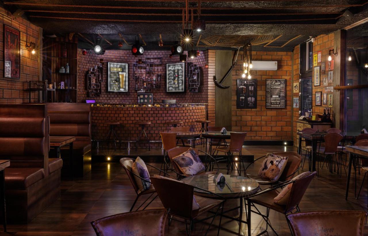 The Panoramic Getaway Hotel Munnar Kültér fotó The interior of the bar