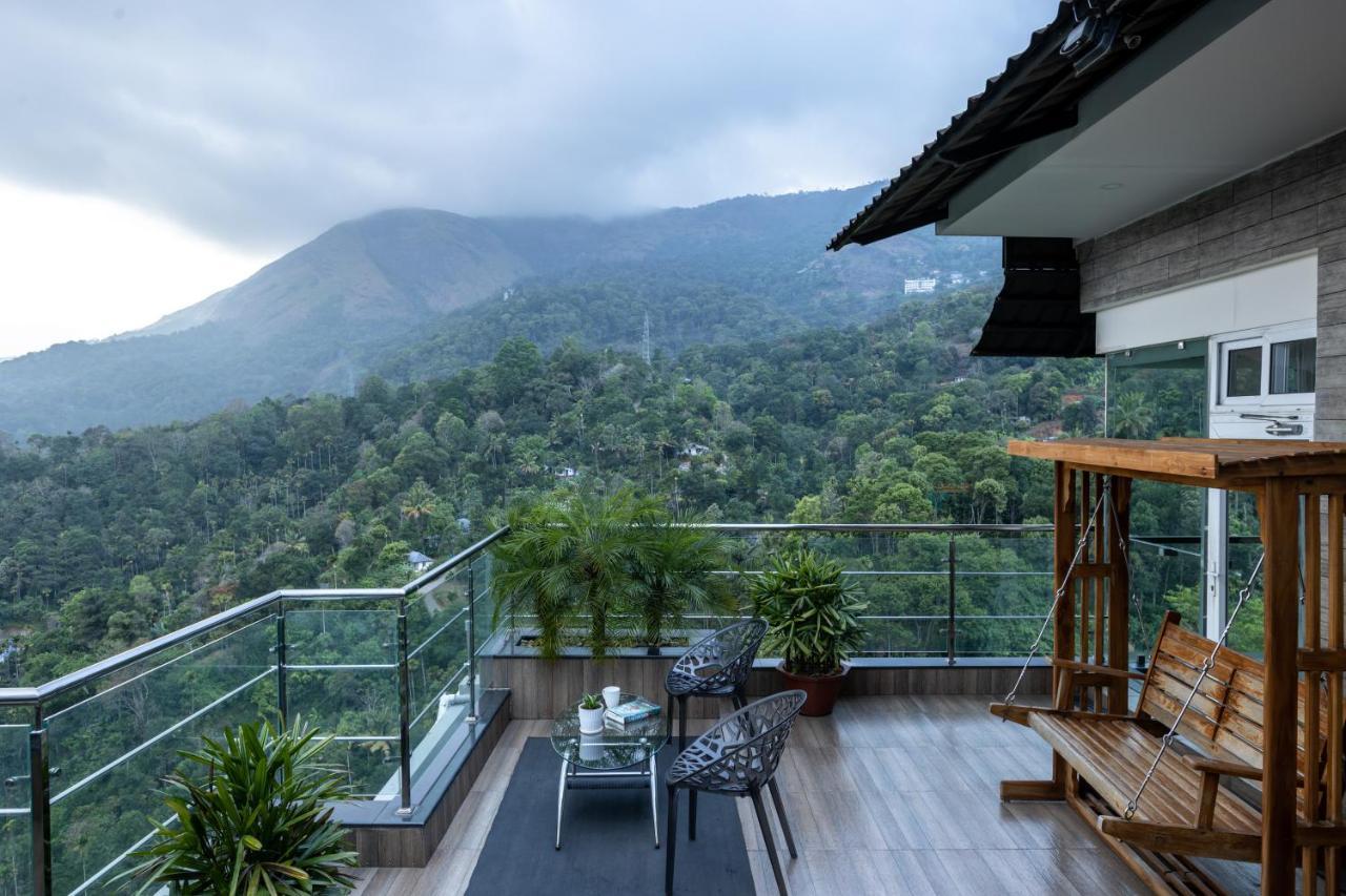 The Panoramic Getaway Hotel Munnar Kültér fotó View of the mountain from the balcony of a house in the village