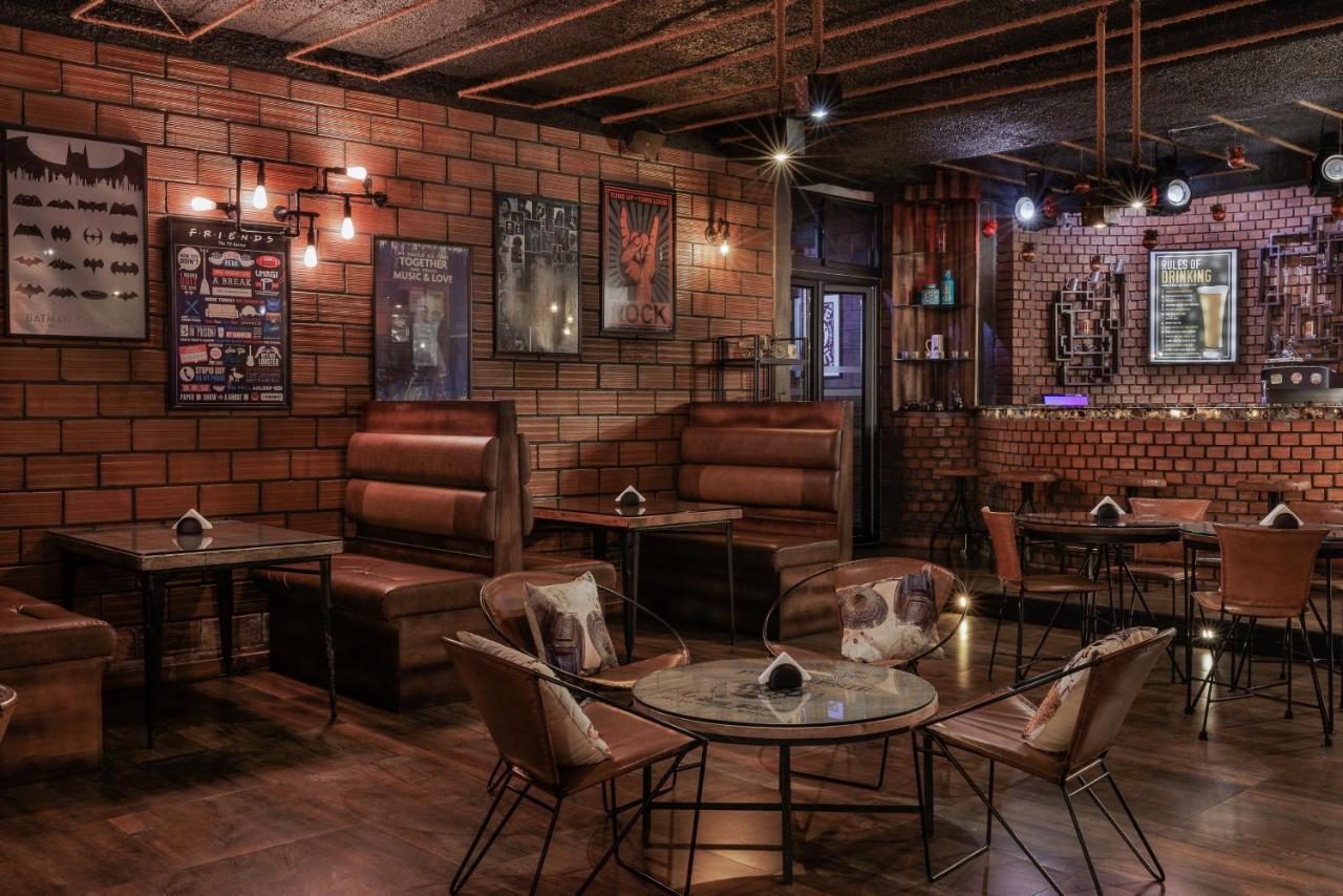 The Panoramic Getaway Hotel Munnar Kültér fotó The interior of a restaurant in Dhaka, Bangladesh