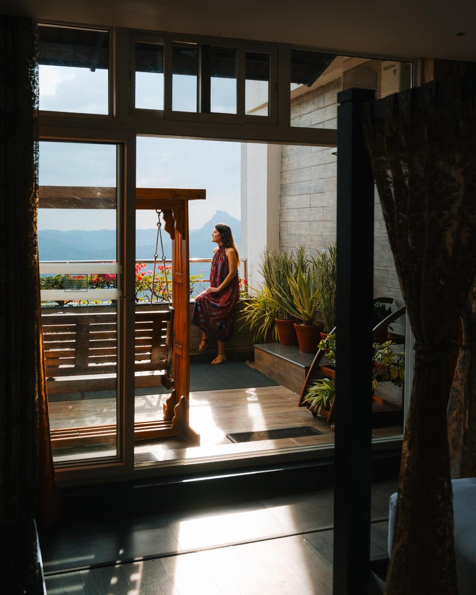 The Panoramic Getaway Hotel Munnar Kültér fotó A woman on a balcony