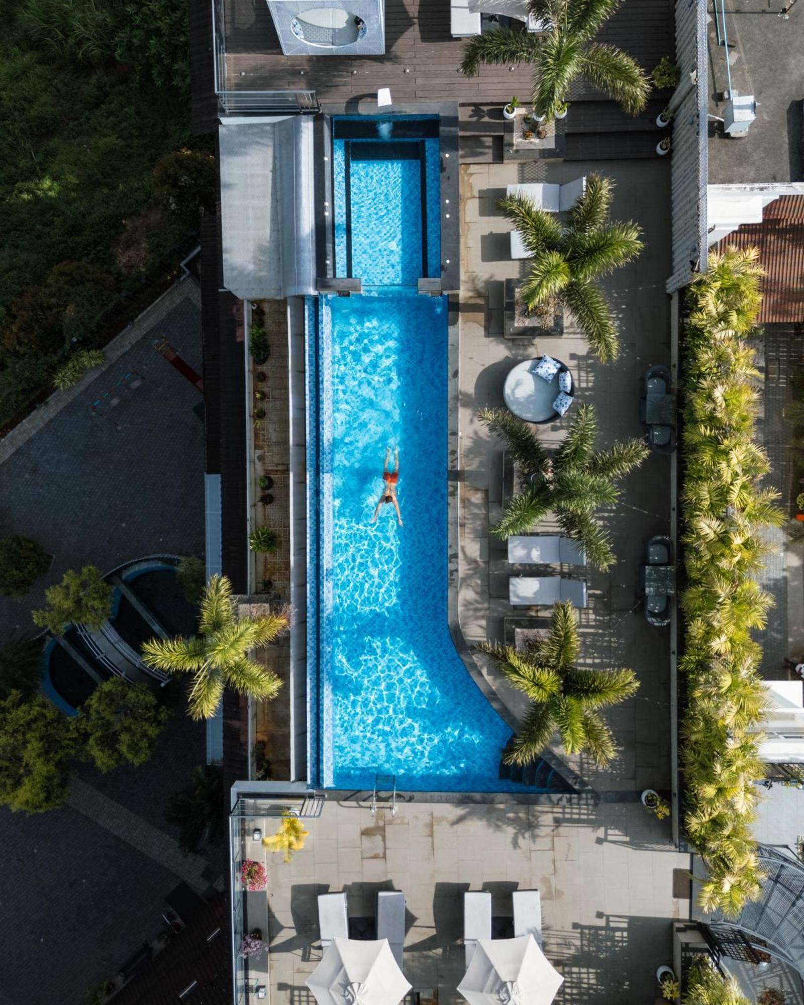 The Panoramic Getaway Hotel Munnar Kültér fotó Aerial view of the pool