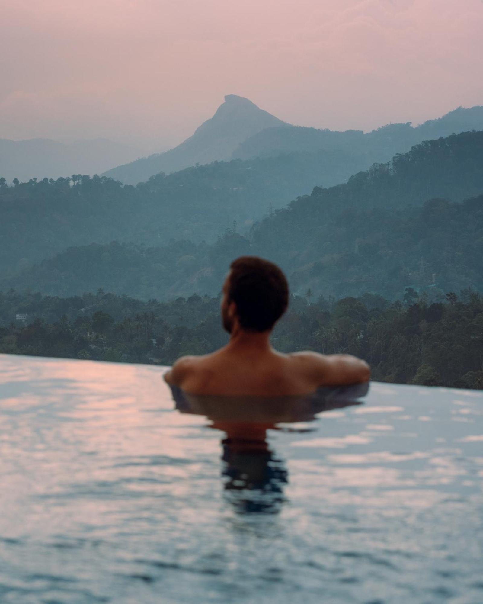 The Panoramic Getaway Hotel Munnar Kültér fotó A man in a swimming pool