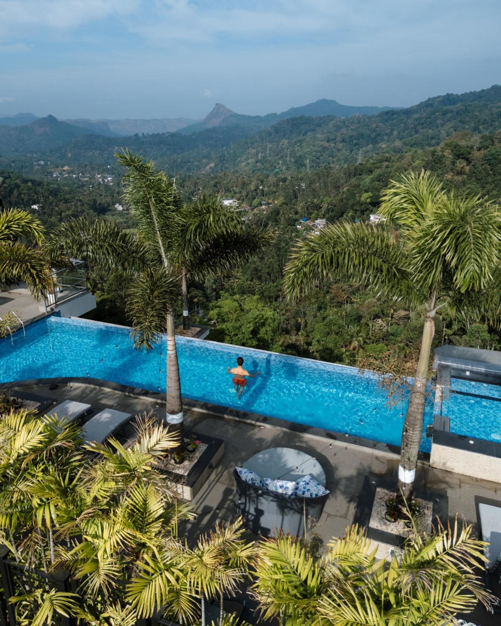 The Panoramic Getaway Hotel Munnar Kültér fotó Infinity pool at the Le Méridien, Phuket Resort & Spa
