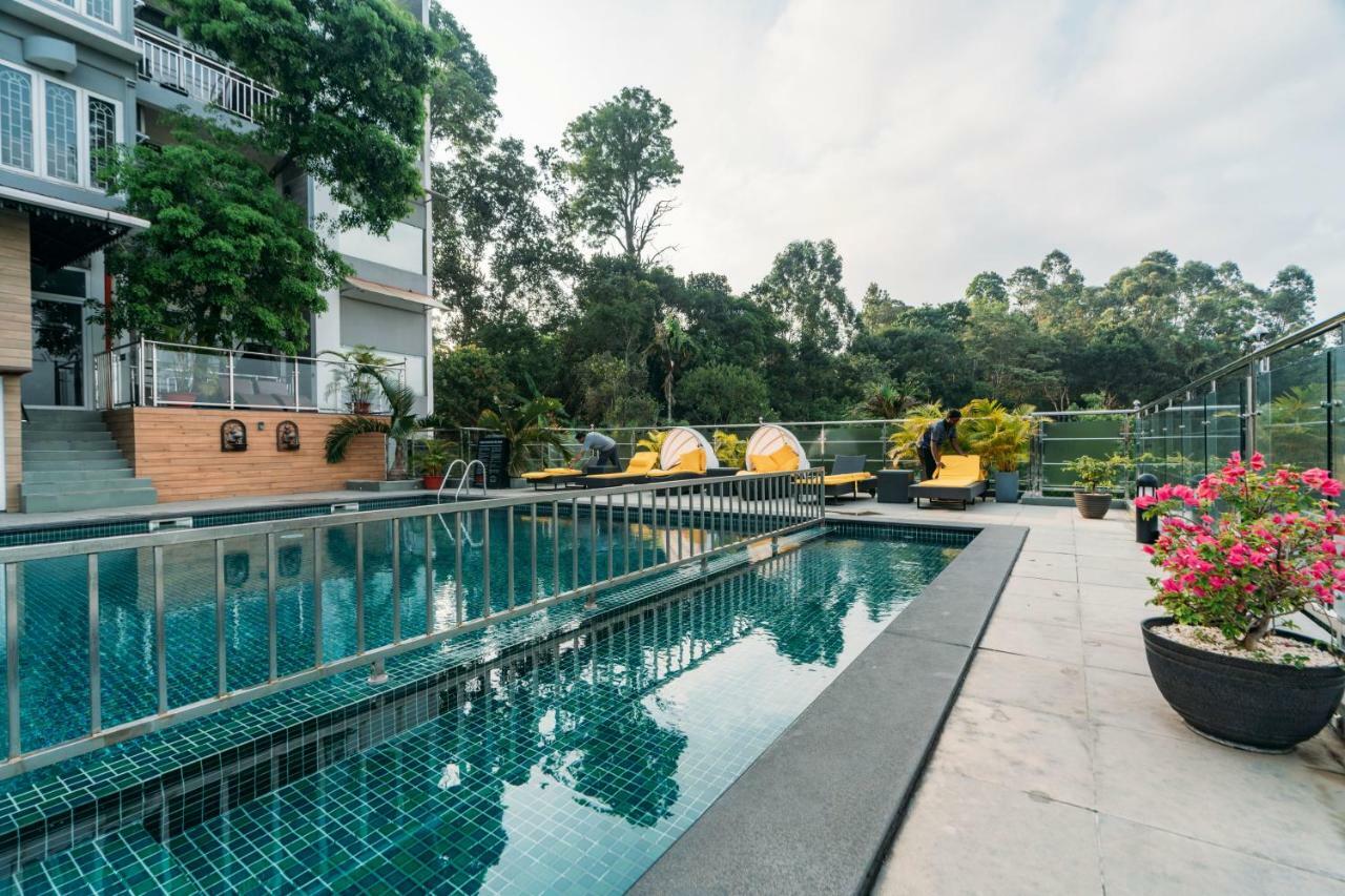 The Panoramic Getaway Hotel Munnar Kültér fotó The swimming pool at the hotel